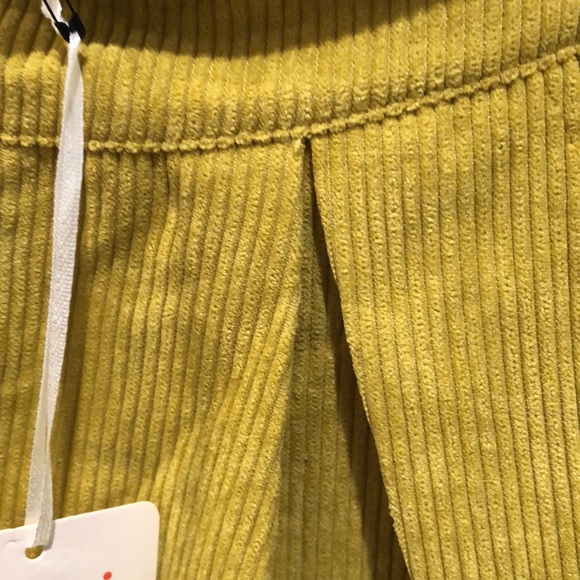 Davi &Dani mustard color corduroy skort. Skirt in front shorts in back. Sz small - Picture 4 of 6